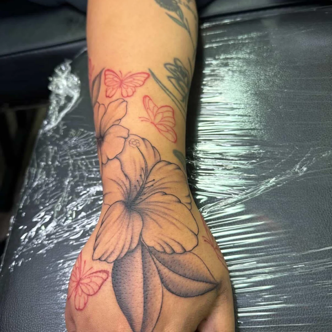 Flower and butterflies realism tattoo on the forearm by 𝙰𝚛𝚕𝚒𝚗𝚐𝚝𝚘𝚗 𝚃𝚊𝚝𝚝𝚘𝚘 𝙰𝚛𝚝𝚒𝚜𝚝 ✴︎ 𝚝𝚊𝚝𝚜𝚇𝚟𝚊𝚕