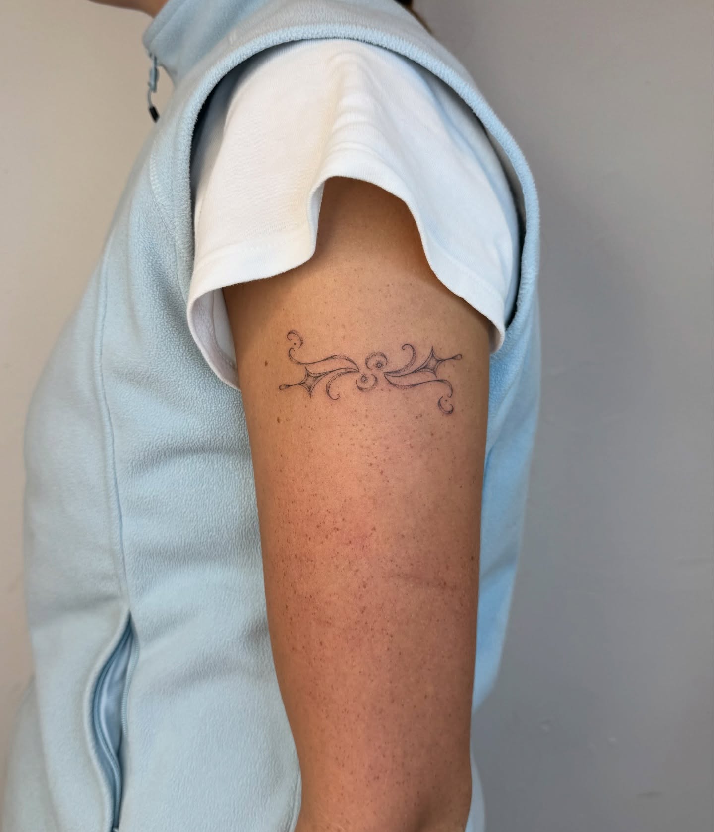 Swirls ornamental tattoo on the forearm by Soomin