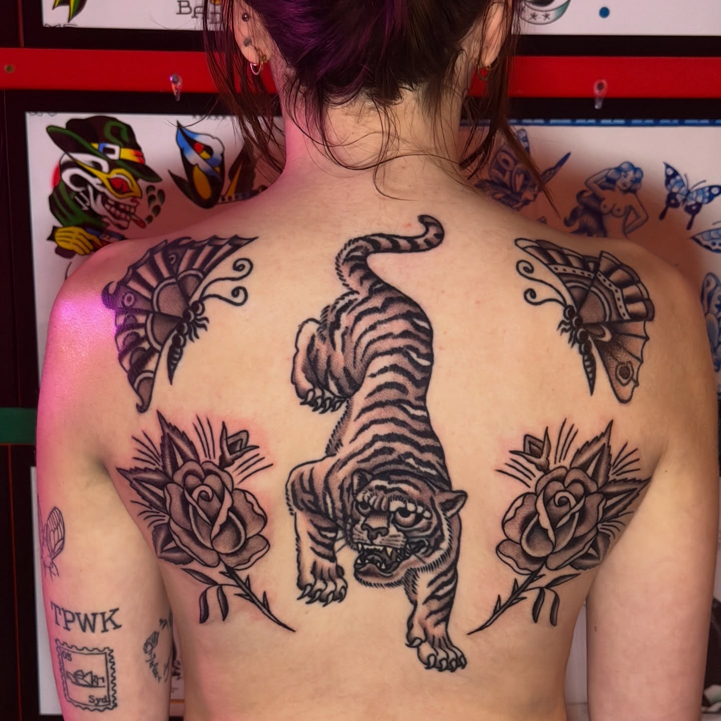 Tiger and roses American traditional tattoo on the back by ๐
๐ฆ๐๐ซ๐ ๐ ๐๐ข๐ฉ๐ฆ๐ ๐ฆ๐ ๐๐๐ฏ๐ฆ๐