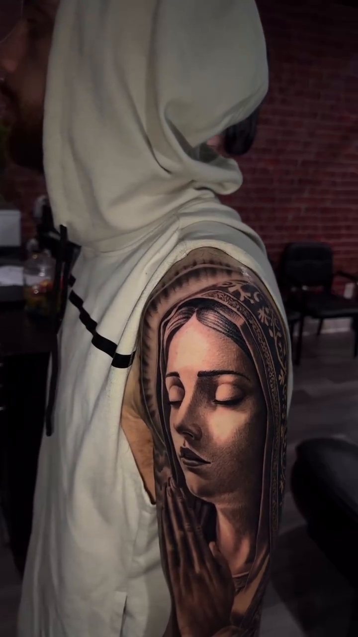 Virgin Mary portrait realism tattoo by Gee Lagunas 🇲🇽, Springfield, Virginia