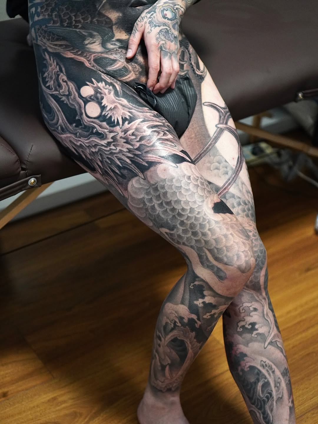 Dragon and waves Japanese tattoo on the leg by 睿刺造物