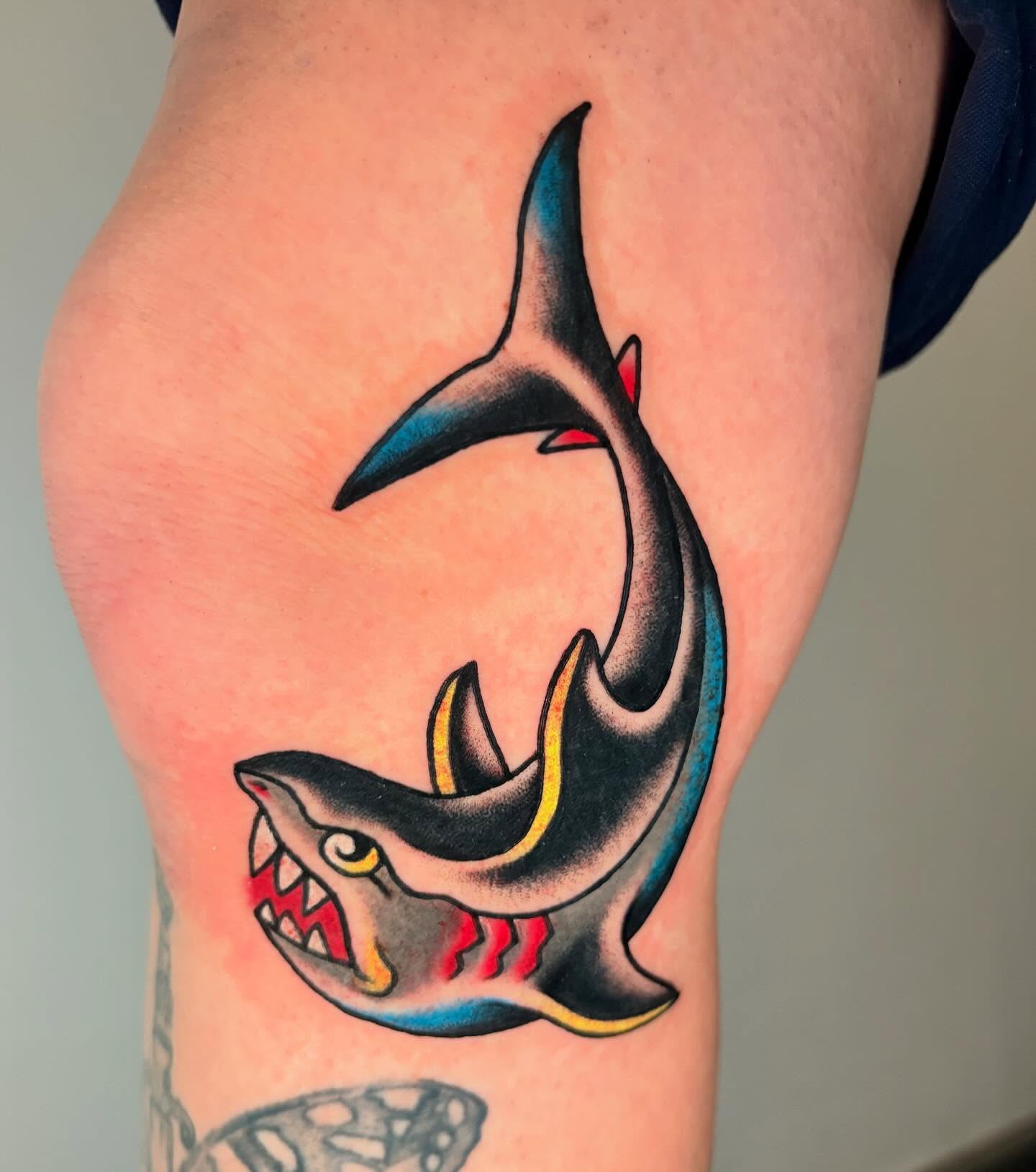 Shark American traditional tattoo on the thigh by ๐ต๐๐๐๐ ๐ฎ๐๐๐๐๐๐, New Orleans, Louisiana