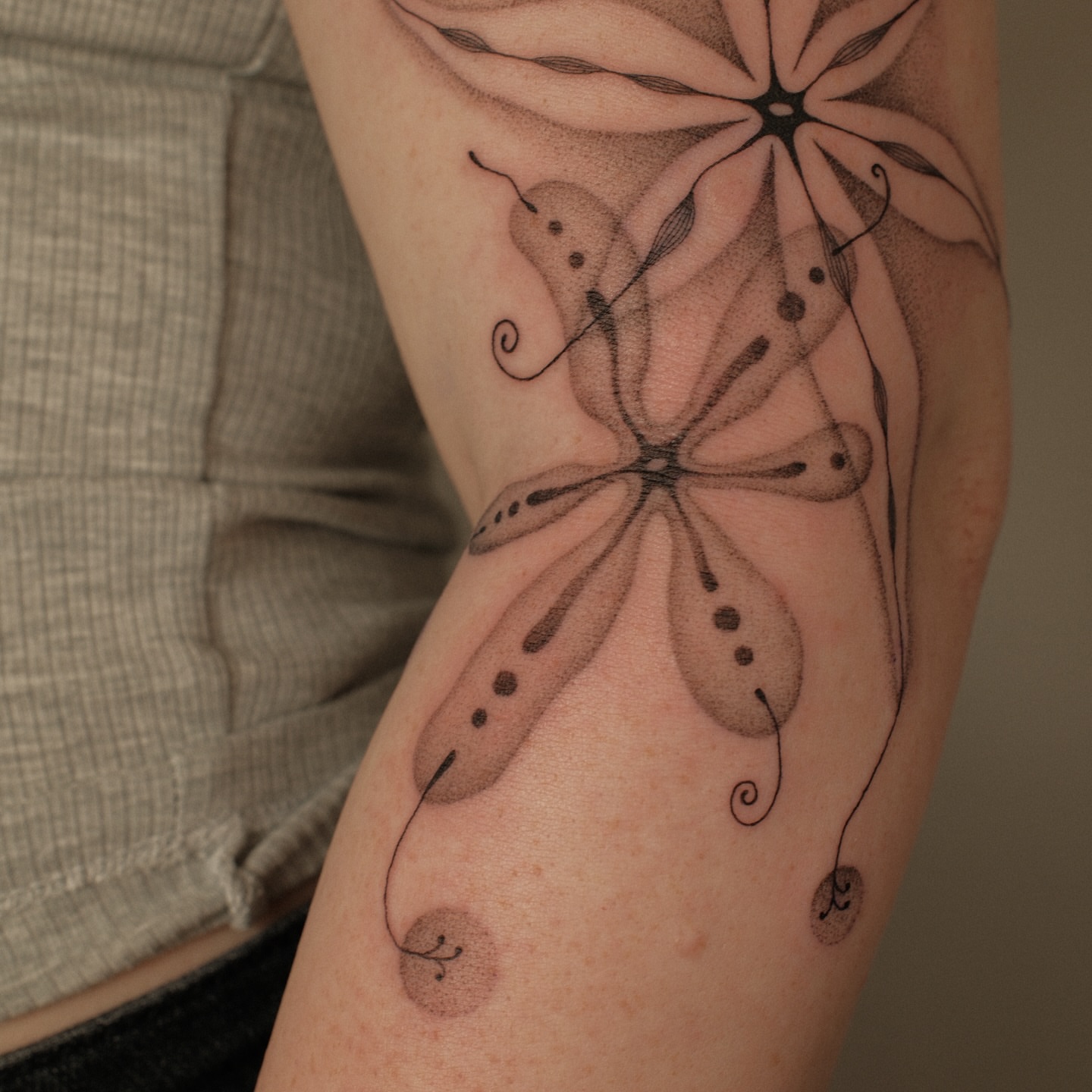 Tattoo by @earthyliltats โ dotwork