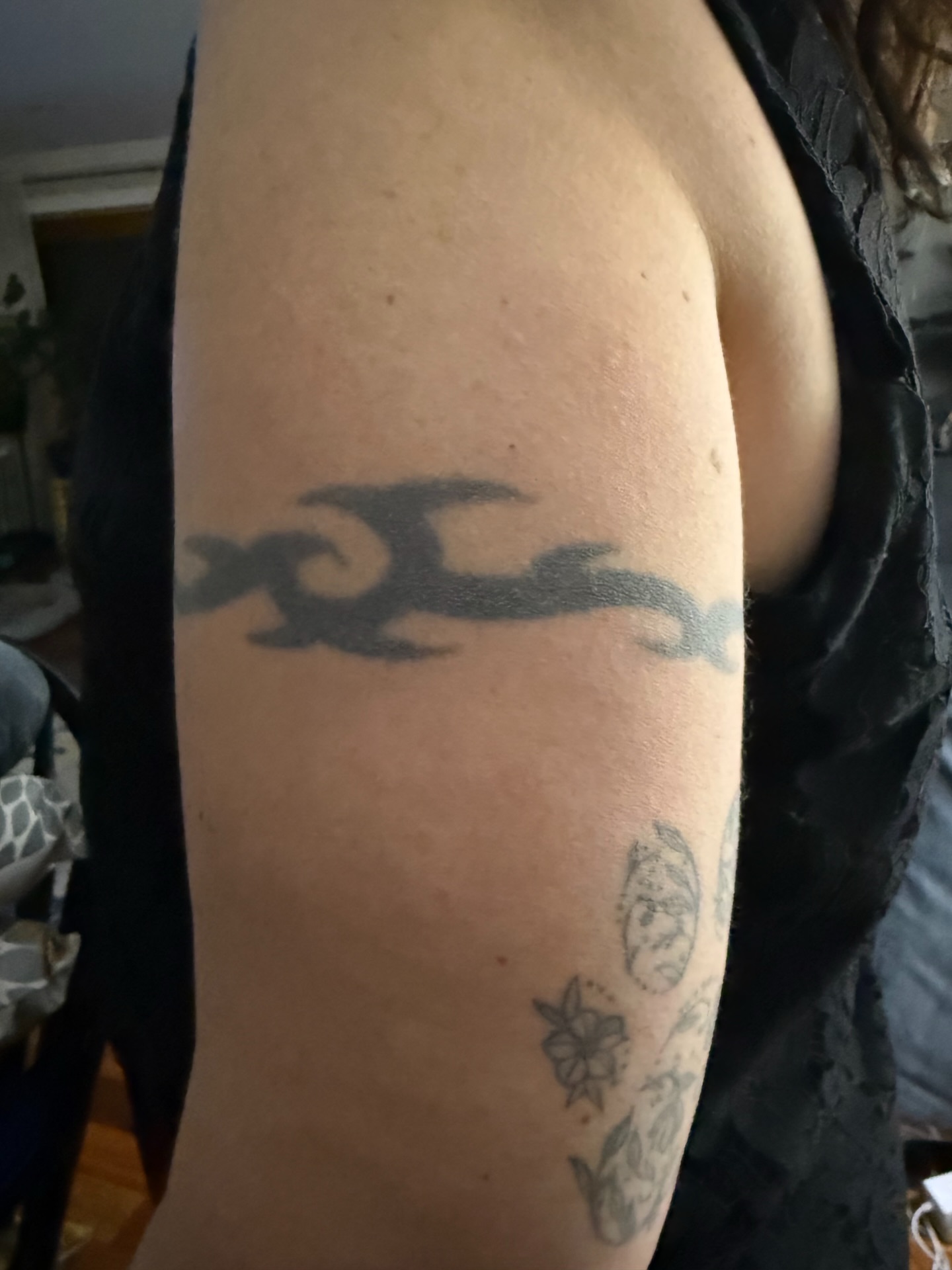 Chain black and grey tattoo on the upper arm by Joey Taylor