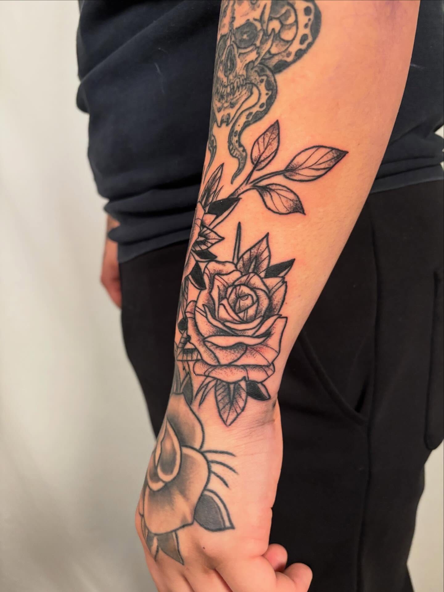 Rose and skull black and grey tattoo on the forearm by Davie Tattoos