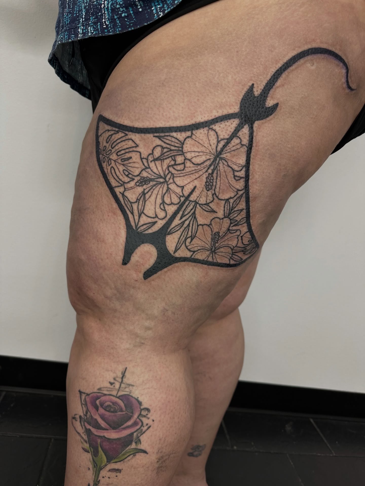 Floral arrangement black and grey tattoo on the thigh by ๐ฌ๐๐๐ฏ๐ ๐ฆ ๐๐ฉ๐ฆ๐ท๐๐๐ข๐ฑ๐ฅ ๐ซง๐ผ, Joplin, Missouri