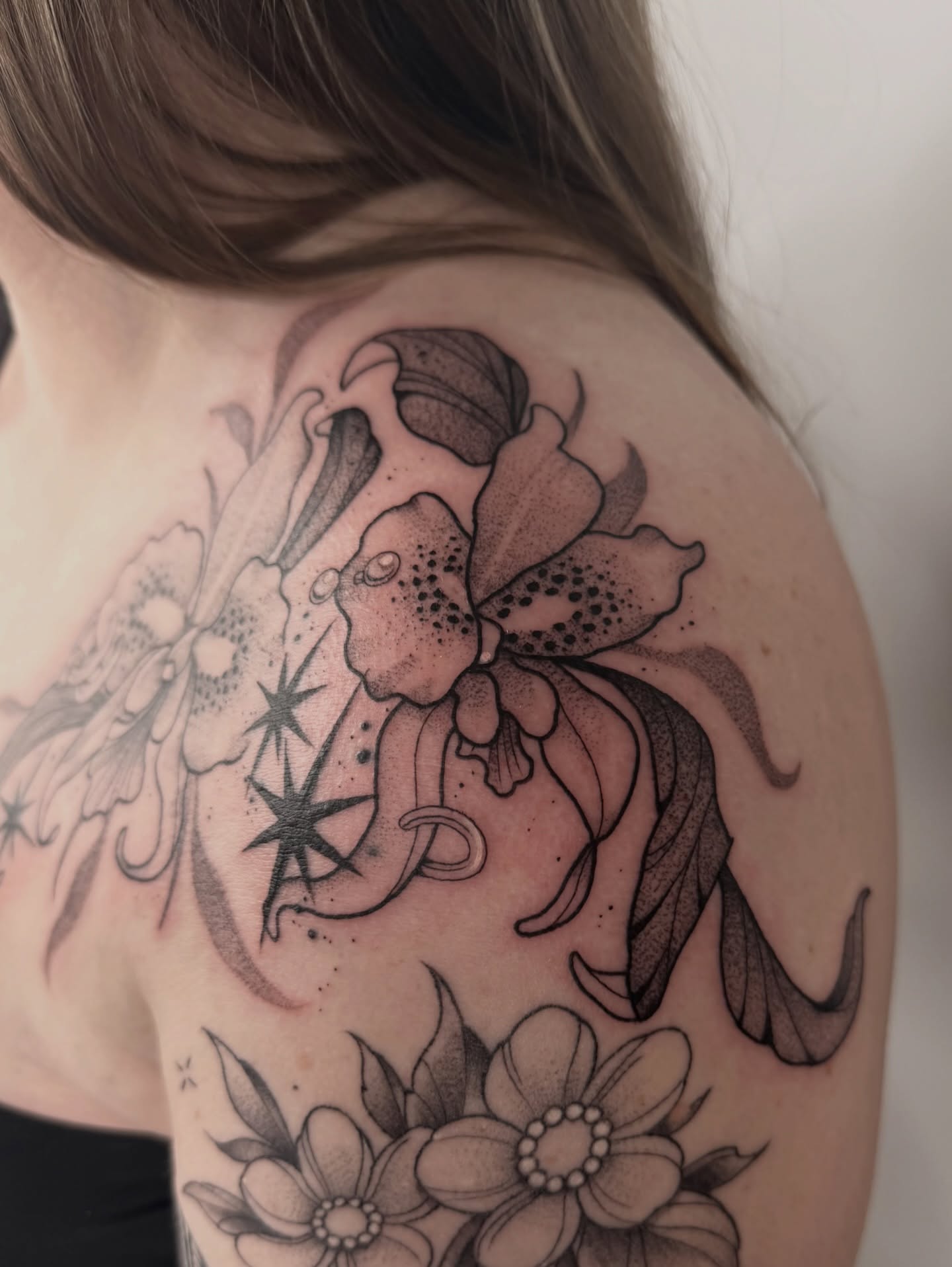 Flower bouquet dotwork tattoo on the shoulder by 𝔓𝔢𝔞𝔠𝔥𝔶 𝔄𝔫𝔰𝔩𝔢𝔶