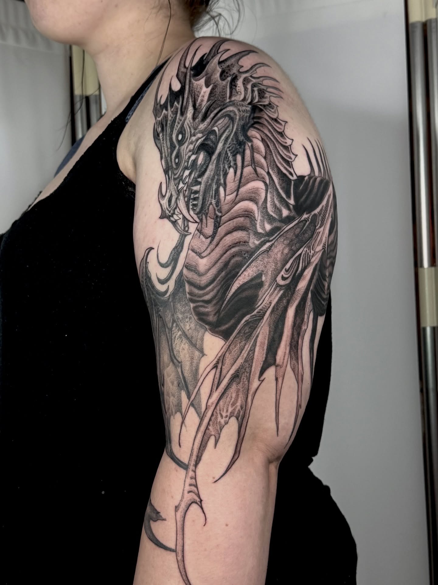 Dragon realism tattoo on the shoulder by Erick Mendivil