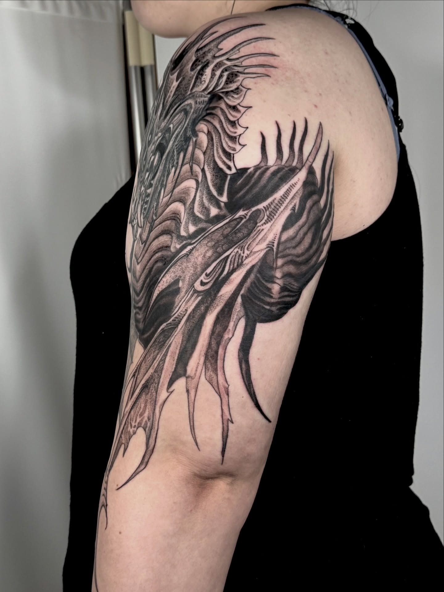 Dragon realism tattoo on the shoulder by Erick Mendivil