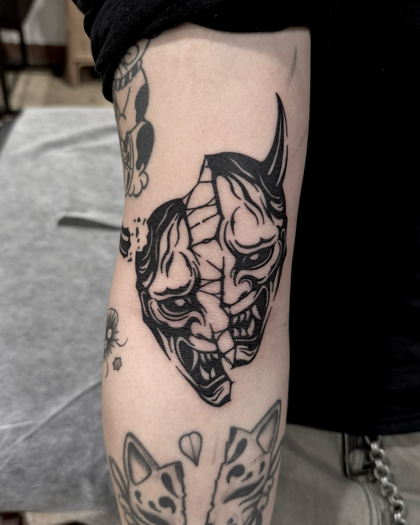 Tattoo by @roniblack_tt — black_and_grey, geometric