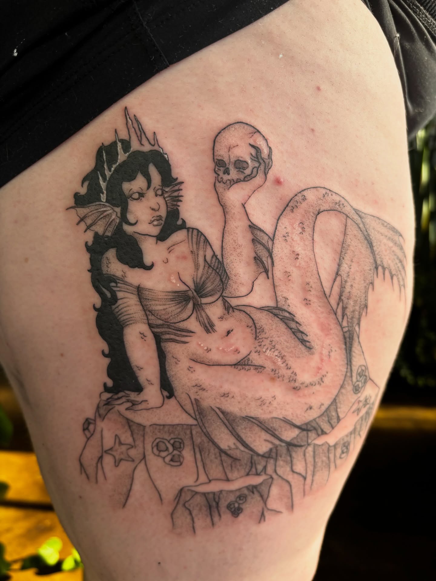 Mermaid and skull American traditional tattoo on the thigh by 𝓕𝓮𝓻𝓷 𝓑𝓻𝓾𝓶𝓶𝓮𝓽𝓽