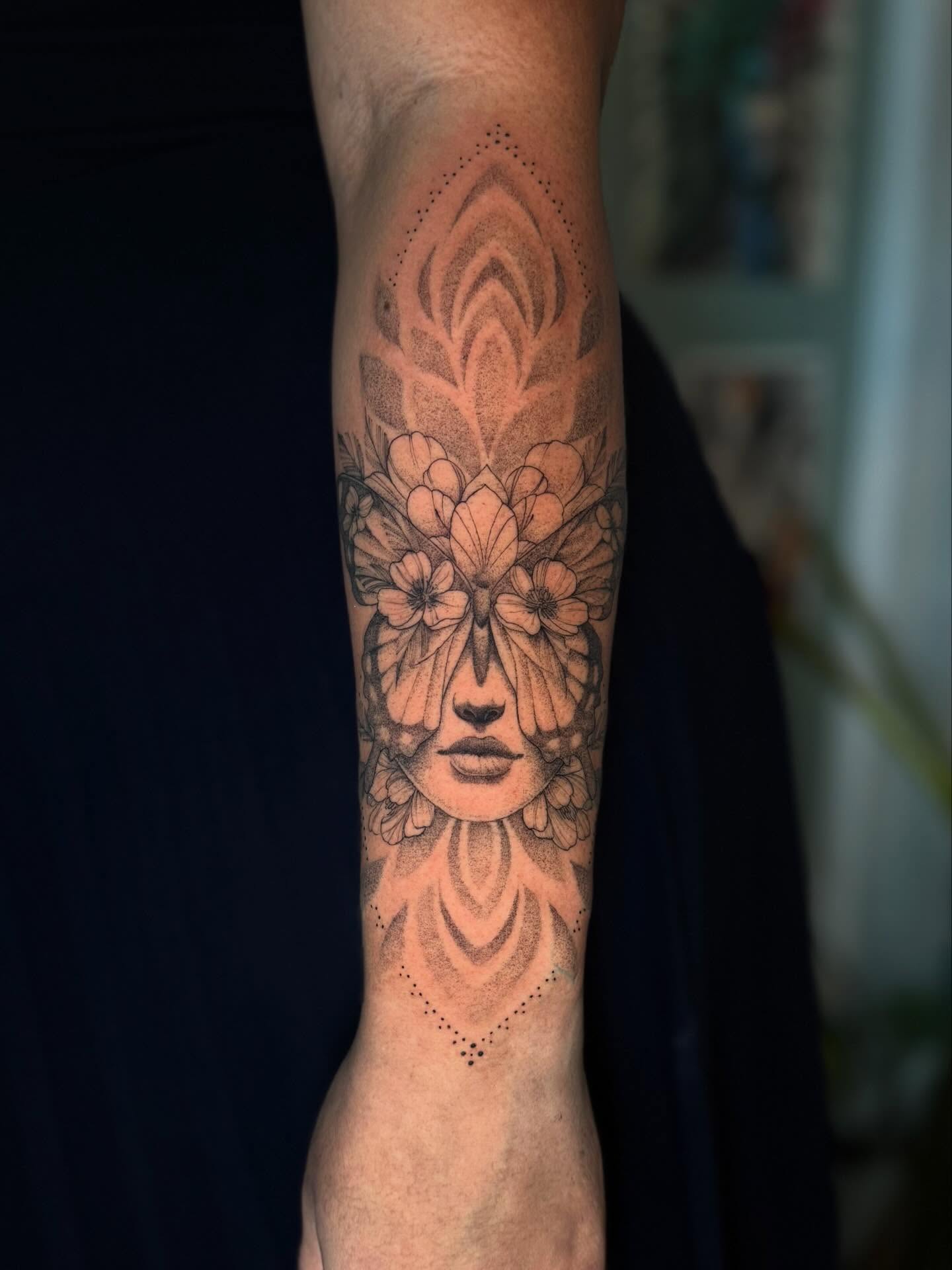 Floral woman dotwork tattoo on the forearm by Lo Boverod - La Passoire  - Tatoueuse -