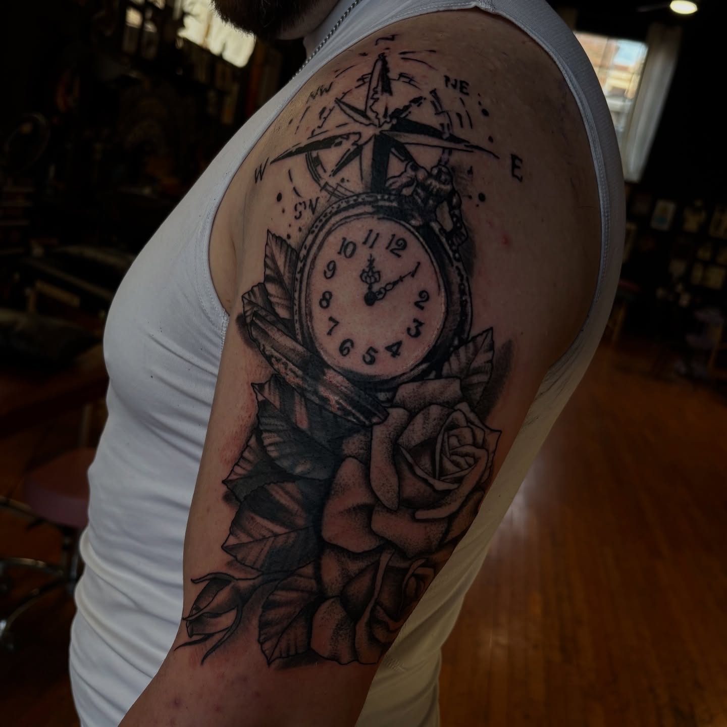 Clock and compass realism tattoo on the shoulder by 𓂃˚‧ 𓆸𝔏𝔦𝔫𝔷 ℭ𝔥𝔞𝔡𝔴𝔦𝔠𝔨 ੈ𑁍