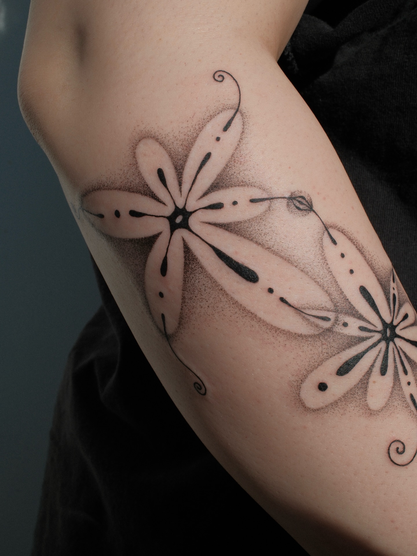 Tattoo by @earthyliltats โ dotwork
