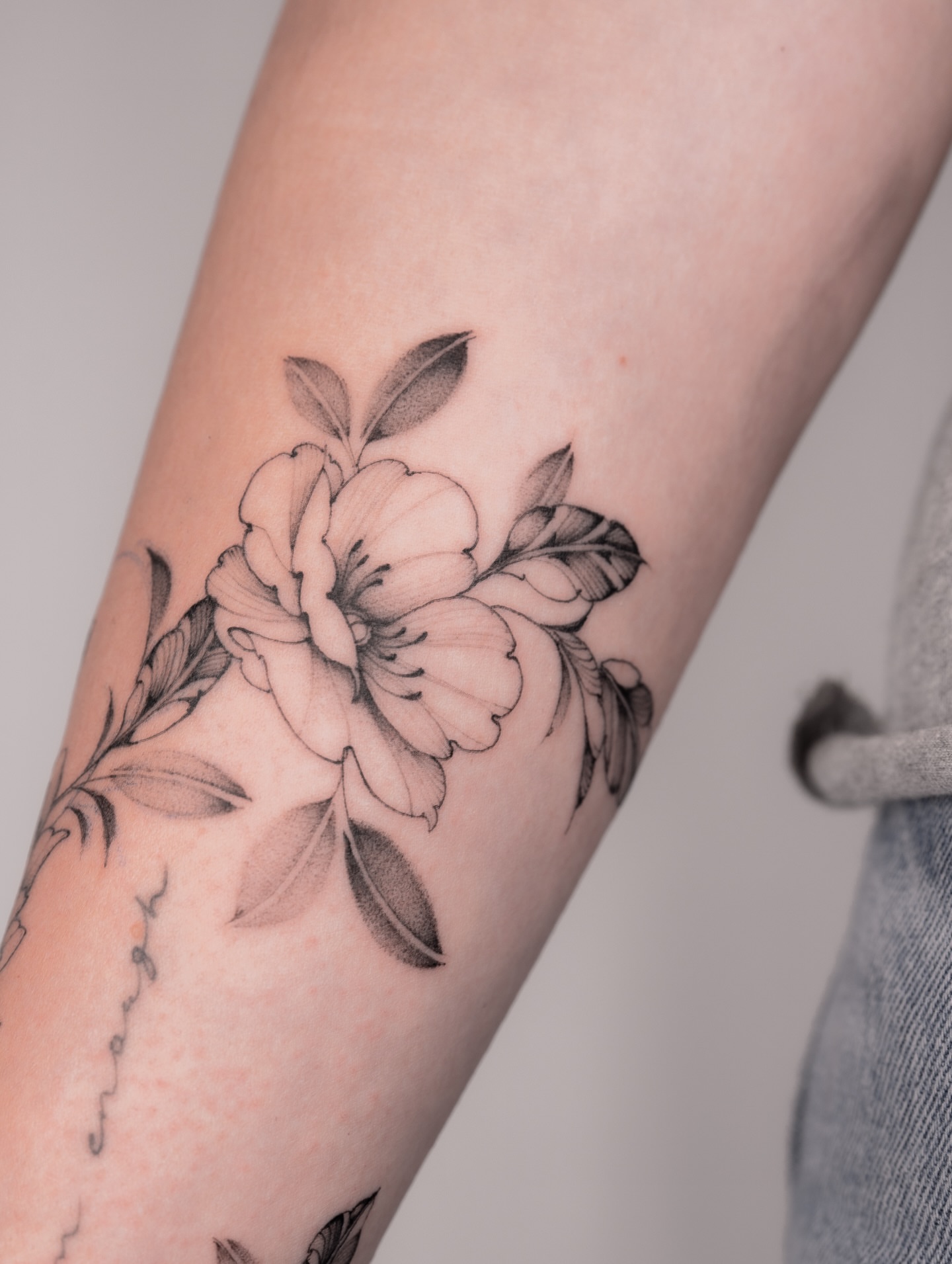 Flower bouquet black and grey tattoo on the forearm by Leo Gao