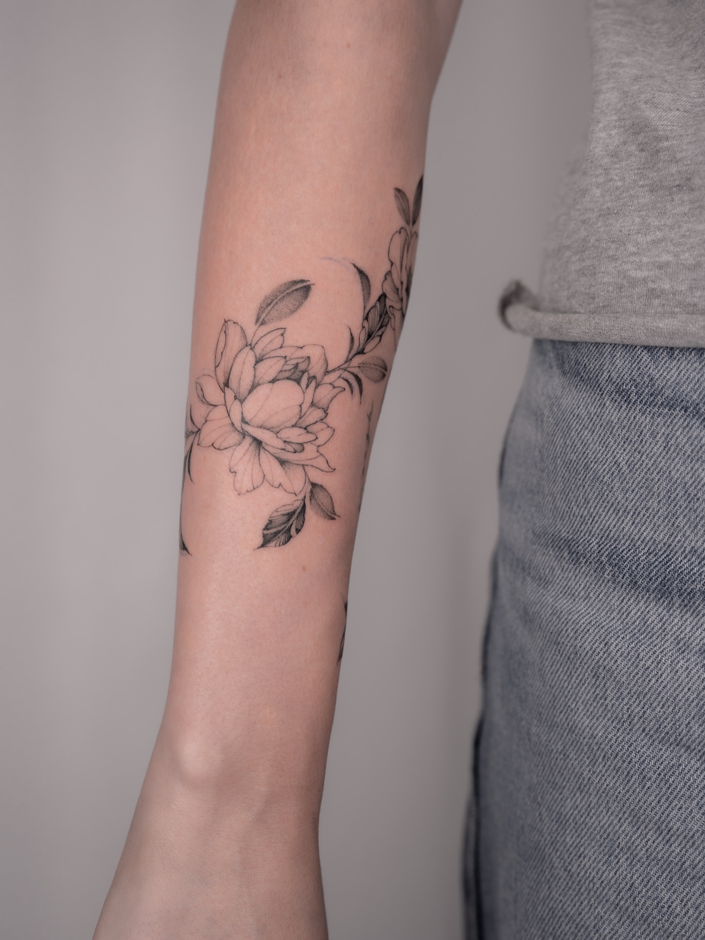 Flower black and grey tattoo on the forearm by Leo Gao