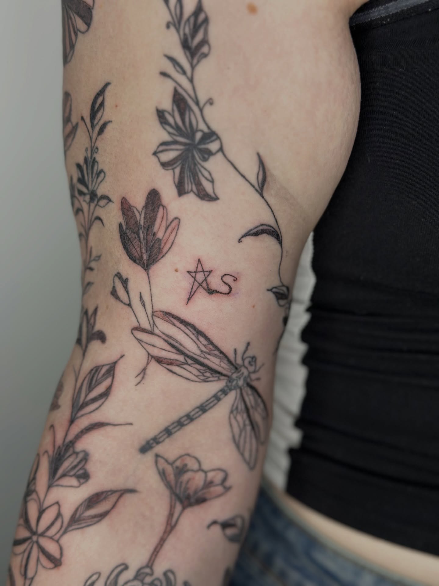 Tattoo by @alchemillia.tattoos — black_and_grey