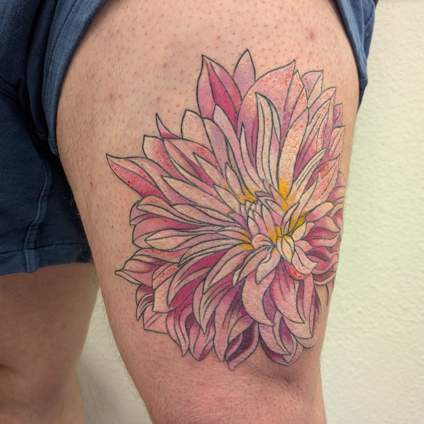 Chrysanthemum realism tattoo on the thigh by Ana Cielo Dueñas🌿Fernewt🌿Tattoo Artist🌿