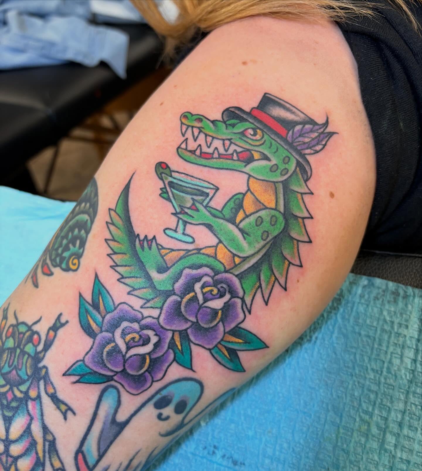 Alligator with cocktail American traditional tattoo on the upper arm by ๐ต๐๐๐๐ ๐ฎ๐๐๐๐๐๐, New Orleans, Louisiana