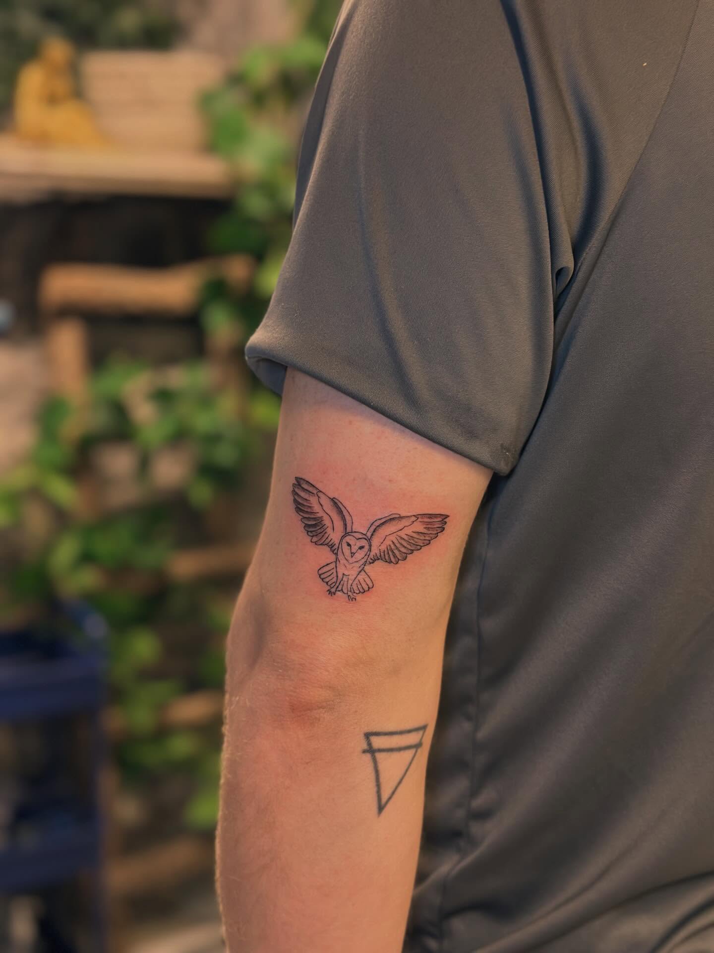 Owl black and grey tattoo on the forearm by Lunette : a little moon as simple as that