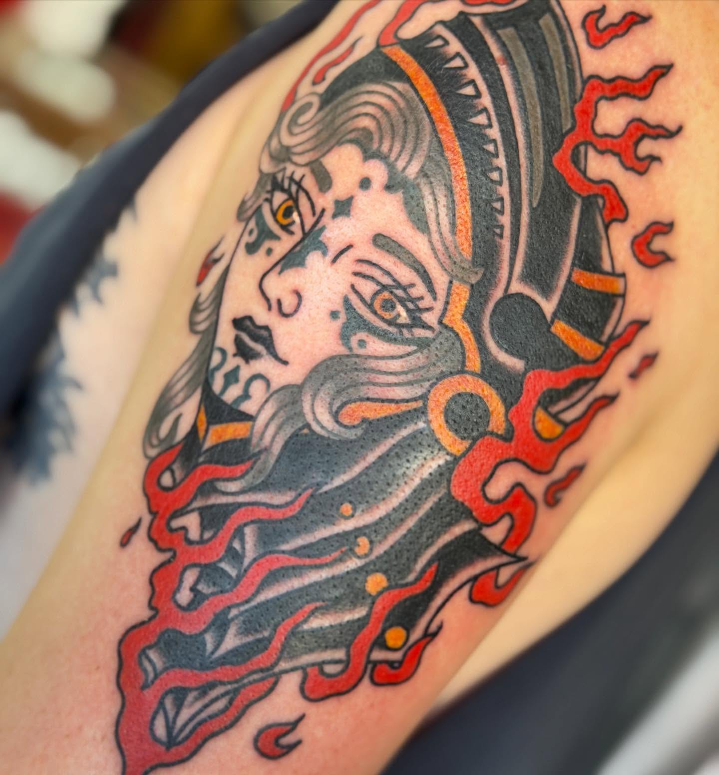 Lion American traditional tattoo on the shoulder by April Morris ⚔️ Tattoo Goblin