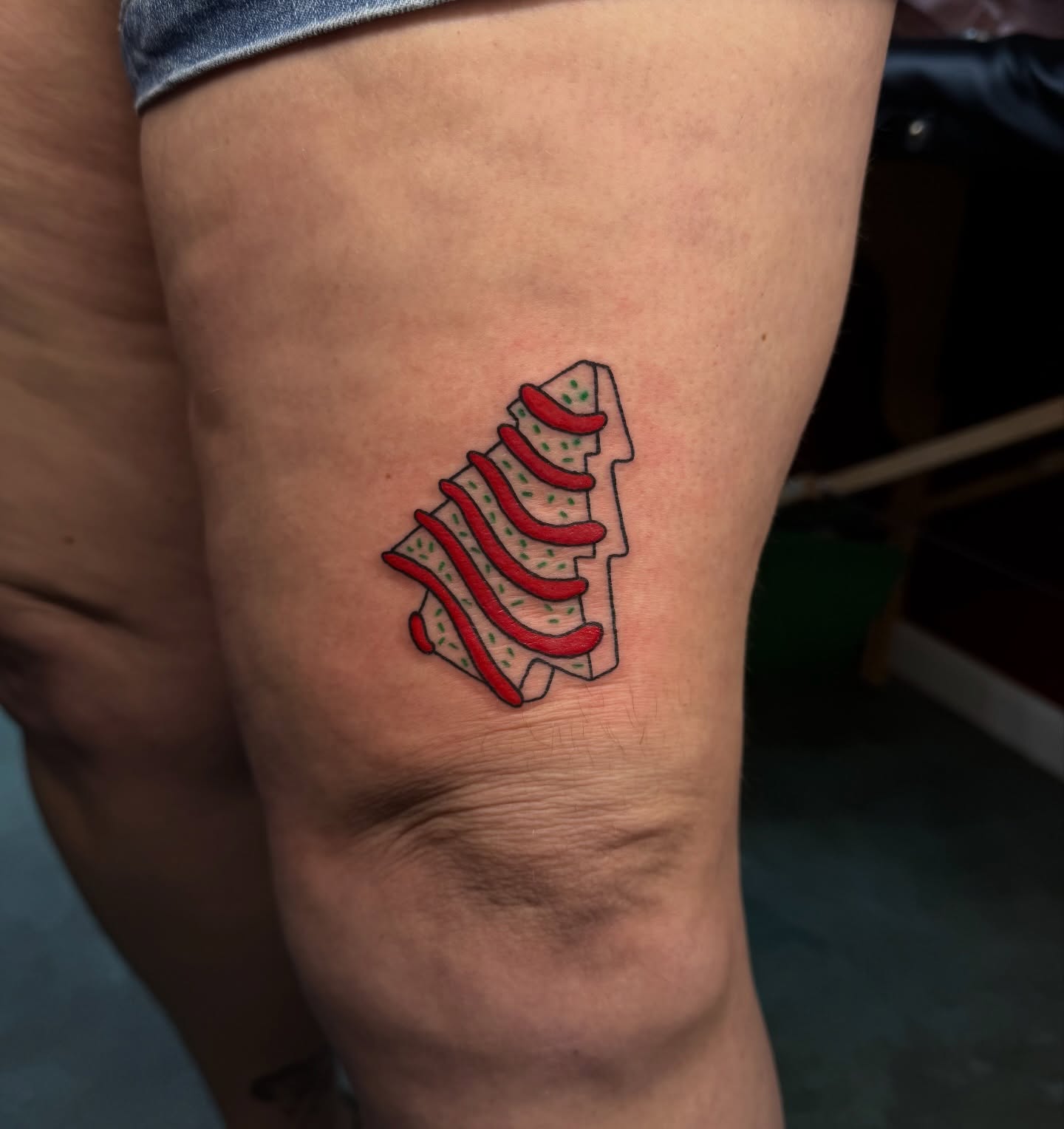 Hot dog American traditional tattoo on the thigh by Minxxy Tattoos