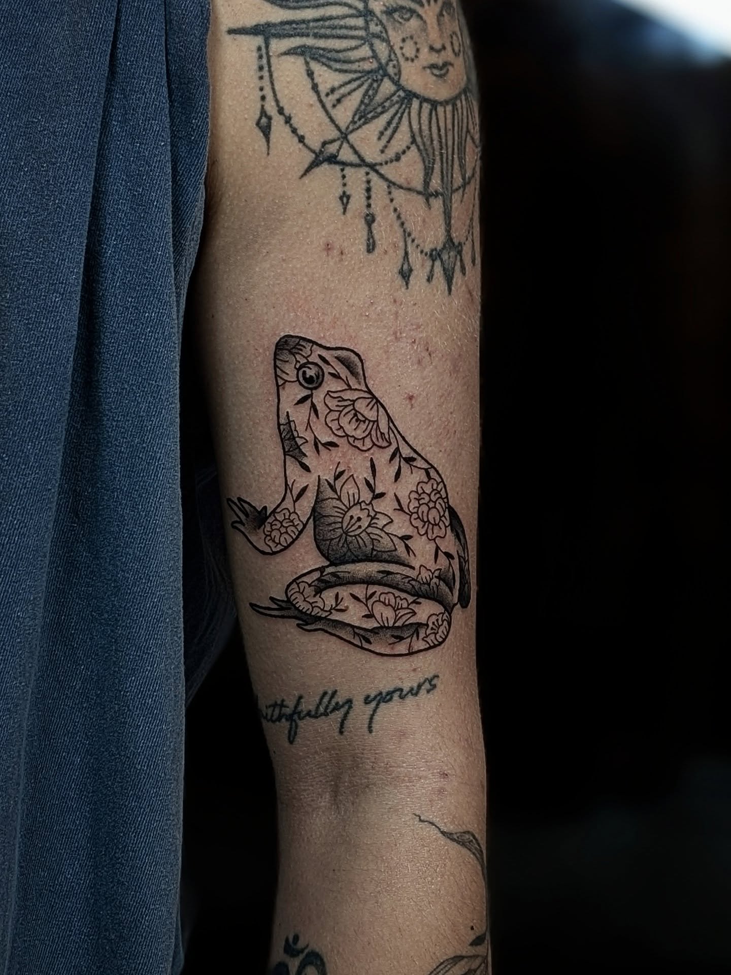 Frog black and grey tattoo on the forearm by ᴇʟɪsᴇ