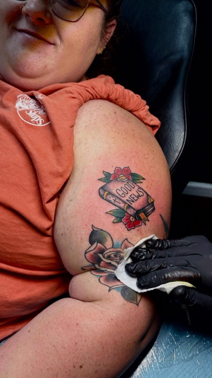 Rose and banner tattoo neo-traditional tattoo on the upper arm by Majesty Selvera