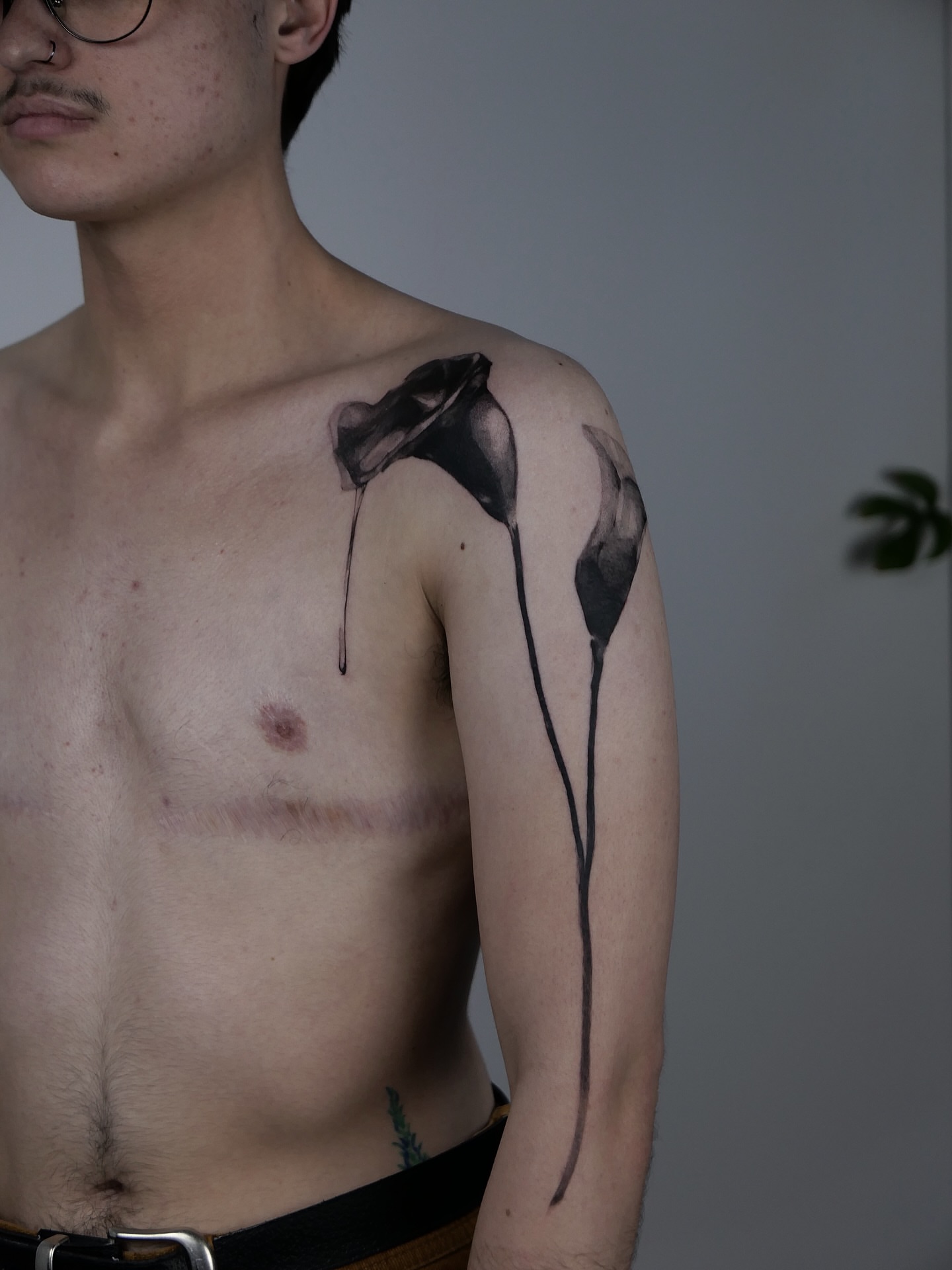 Calla lilies black and grey tattoo on the shoulder by Mané, Portland, Oregon