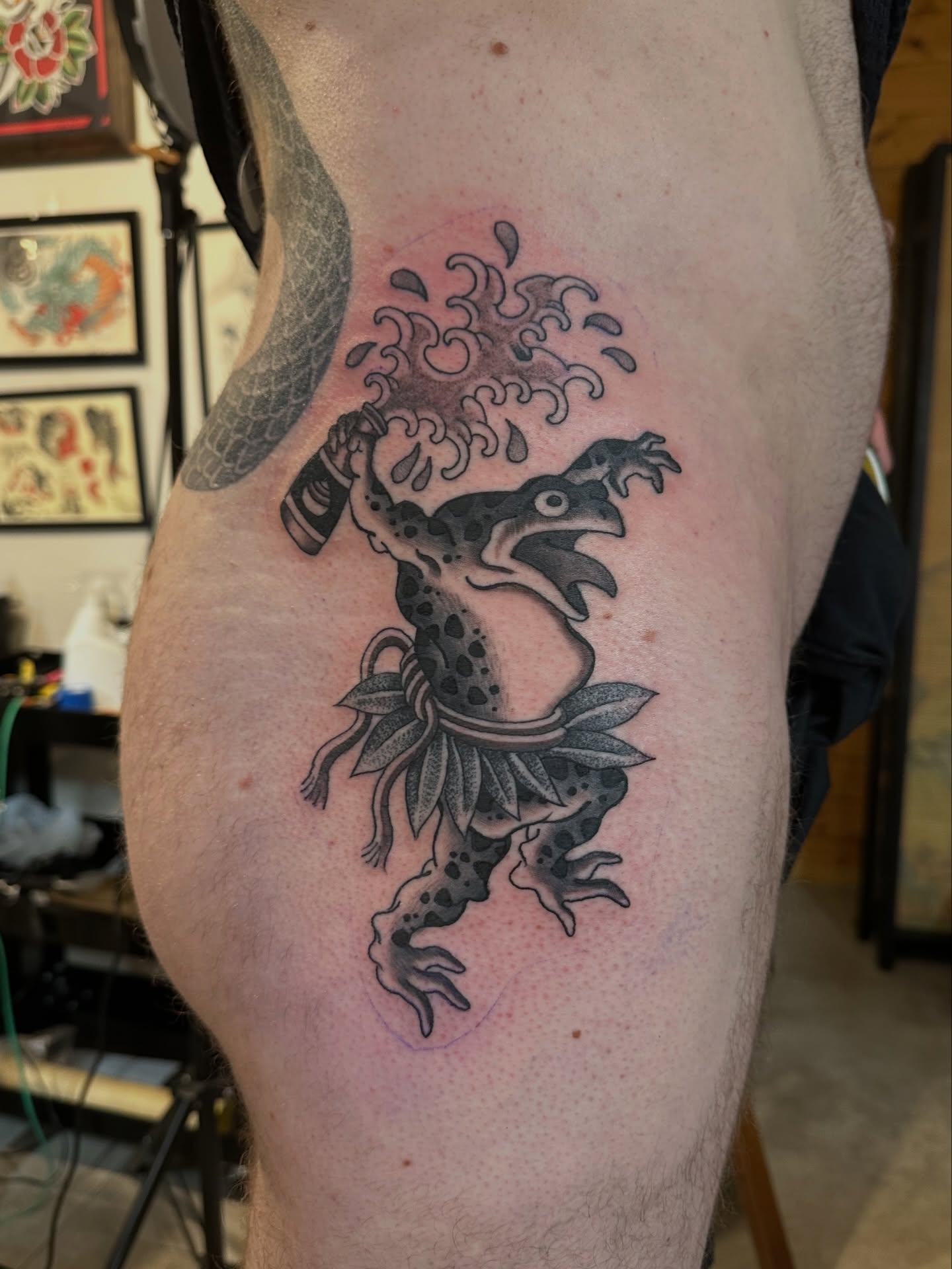 Gecko black and grey tattoo on the thigh by Forrest Henderson 森