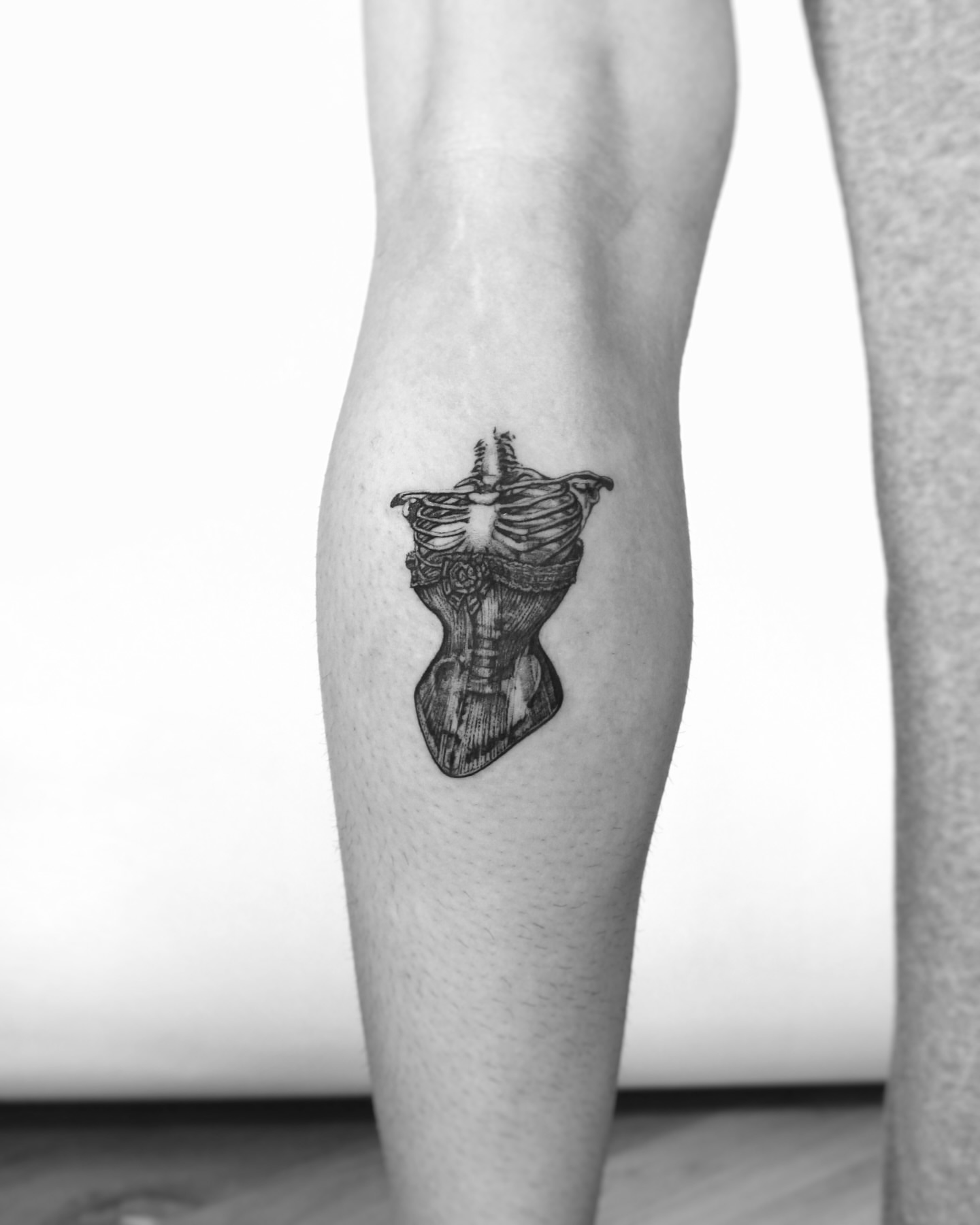 Corset black and grey tattoo on the thigh by Tatmostat