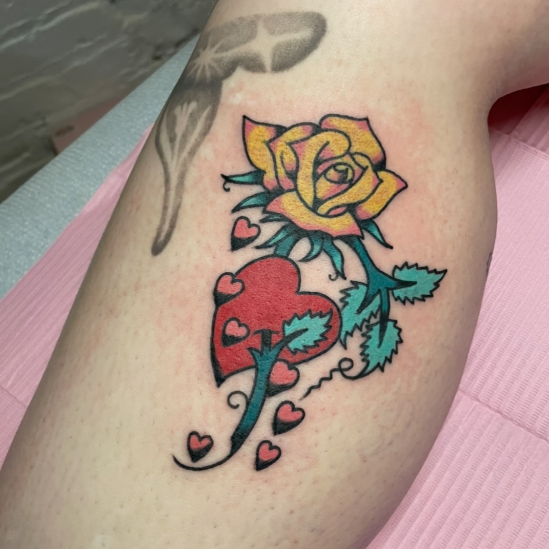 Rose and heart American traditional tattoo on the thigh by zoe ๐