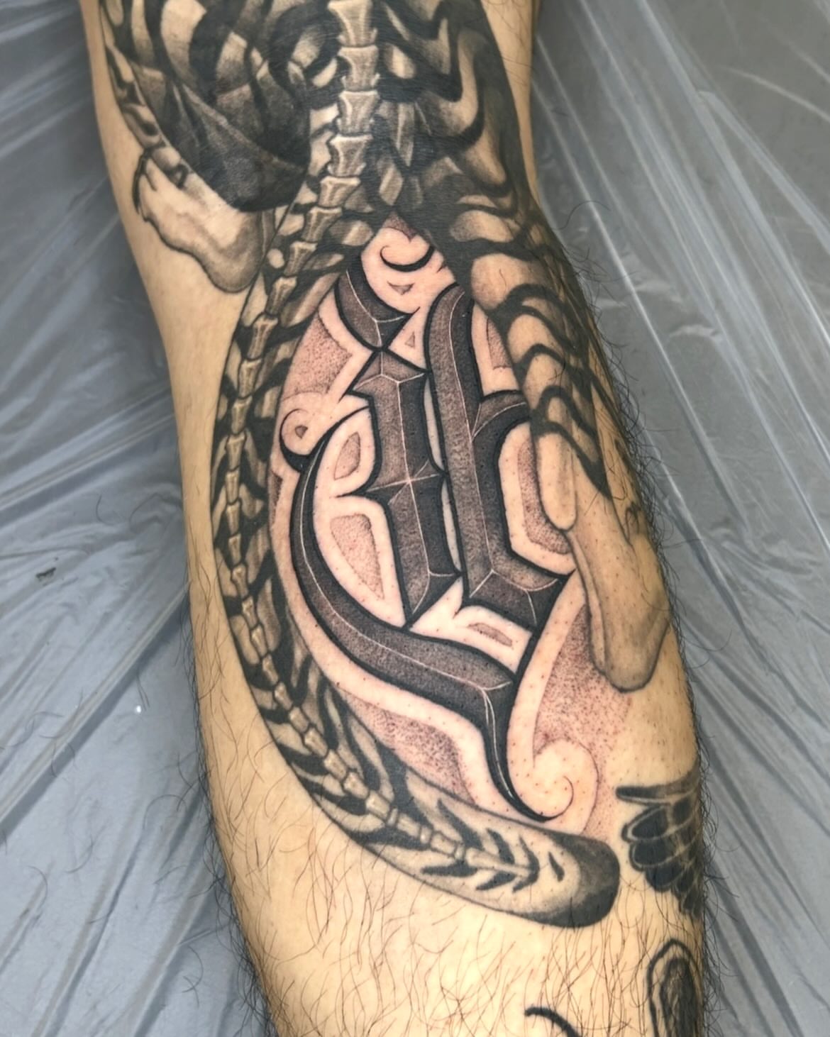 Anchor and chain geometric tattoo on the forearm by Joon 치카노레터링