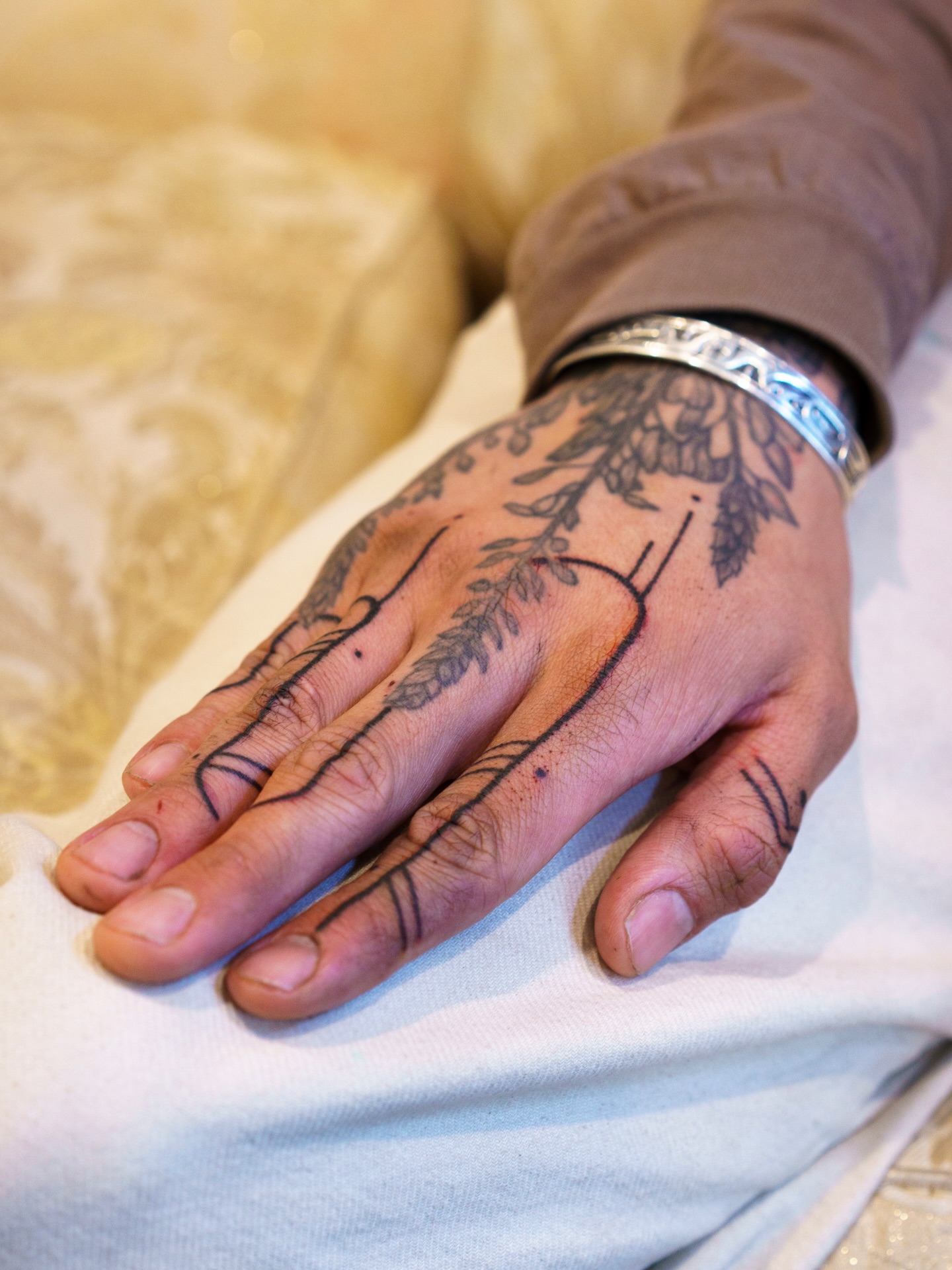 Floral vine black and grey tattoo on the hand by 思Stacy