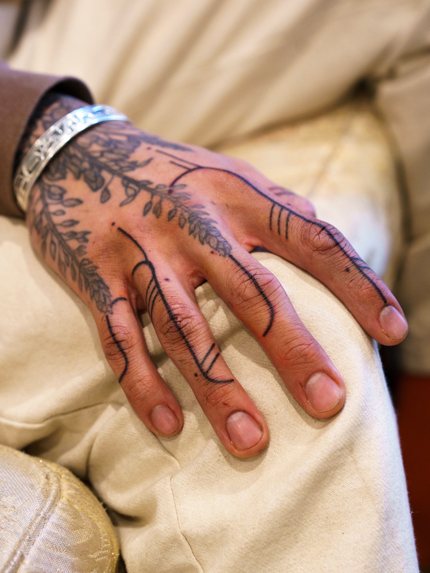 Branch and leaves fine line tattoo on the hand by 思Stacy