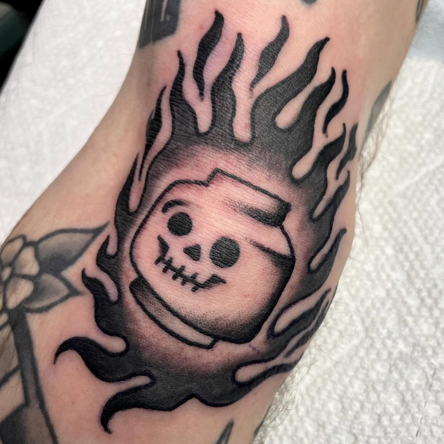 Flaming skull black and grey tattoo on the forearm by 𝐒𝐚𝐦𝐬𝐨𝐧𝐋𝐚𝐳𝐚𝐫𝐭𝐞
