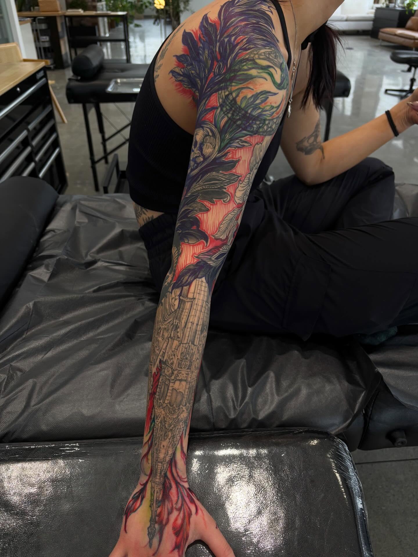 Floral and architectural new school tattoo on the upper arm by ๐๐ช๐ฒ๐ต๐ฎ๐ ๐๐ช๐ฎ๐ฝ๐