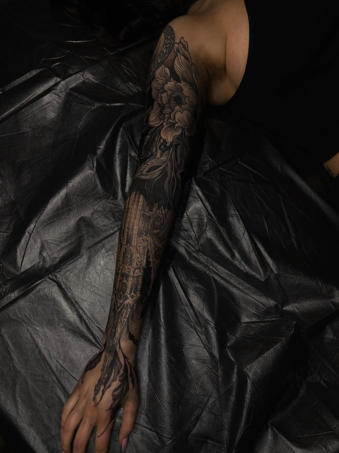 Floral design black and grey tattoo on the upper arm by ๐๐ช๐ฒ๐ต๐ฎ๐ ๐๐ช๐ฎ๐ฝ๐