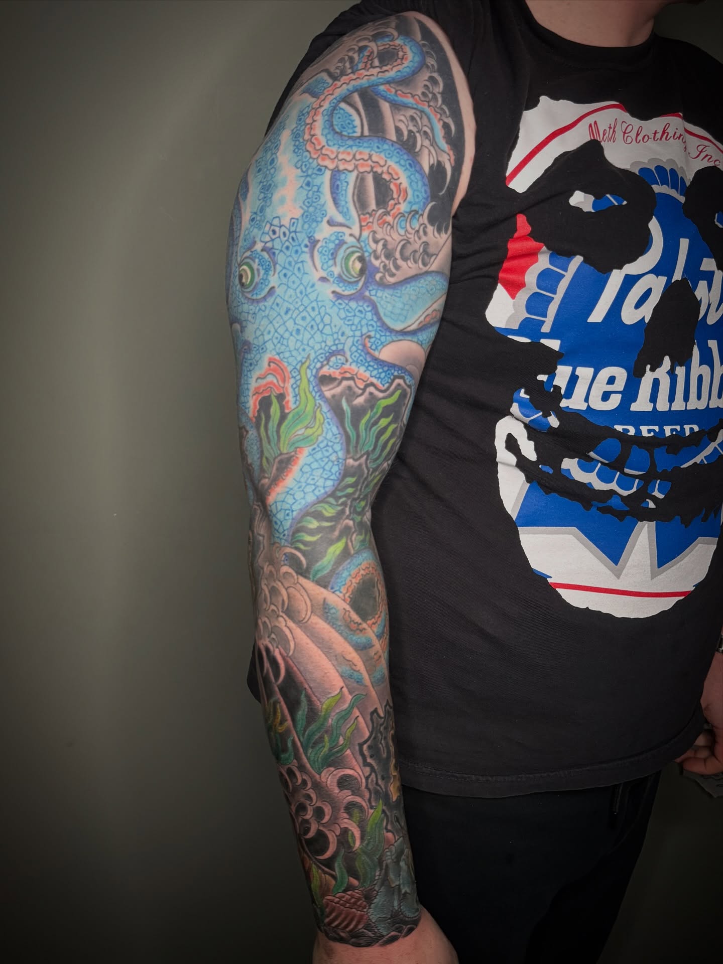Dragon American traditional tattoo on the upper arm by 𝕸𝖎𝖈𝖍𝖎𝖌𝖆𝖓 𝕿𝖆𝖙𝖙𝖔𝖔 𝕬𝖗𝖙𝖎𝖘𝖙, Rochester Hills, Michigan