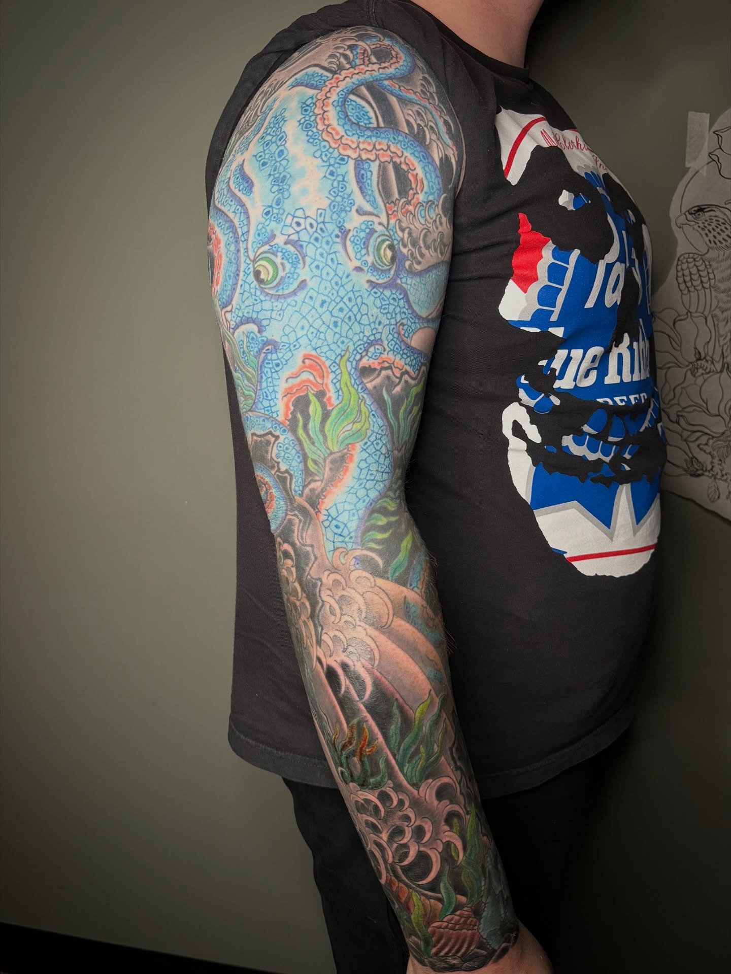 Dragon and waves japanese irezumi tattoo on the upper arm by 𝕸𝖎𝖈𝖍𝖎𝖌𝖆𝖓 𝕿𝖆𝖙𝖙𝖔𝖔 𝕬𝖗𝖙𝖎𝖘𝖙, Rochester Hills, Michigan