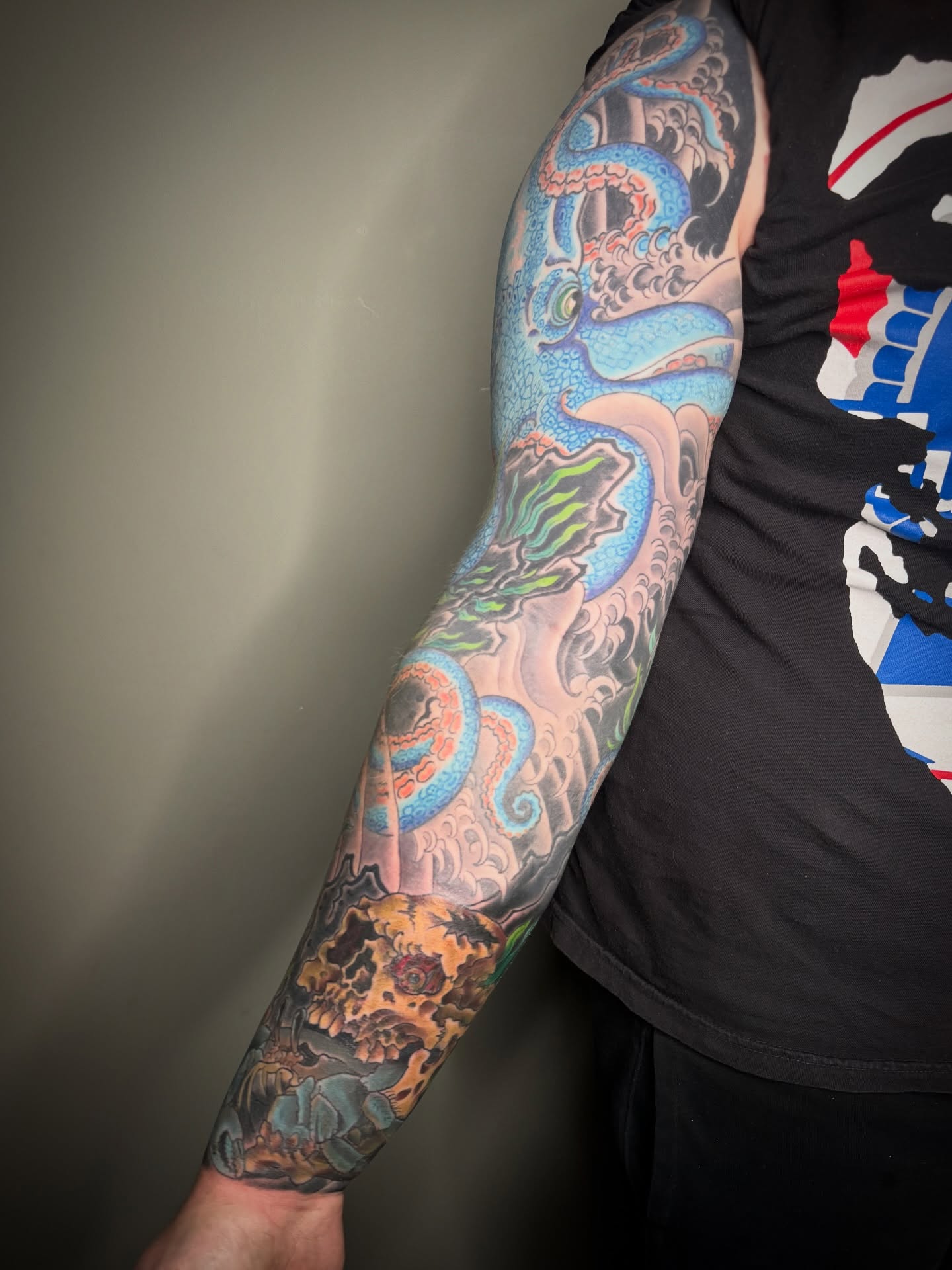 Dragon and waves japanese irezumi tattoo on the upper arm by 𝕸𝖎𝖈𝖍𝖎𝖌𝖆𝖓 𝕿𝖆𝖙𝖙𝖔𝖔 𝕬𝖗𝖙𝖎𝖘𝖙, Rochester Hills, Michigan