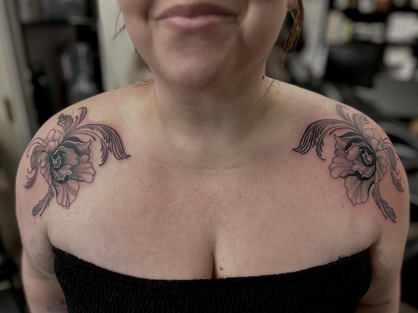 Floral black and grey tattoo on the shoulder by 𝖑𝖎𝖑 𝖗𝖎𝖘𝖘