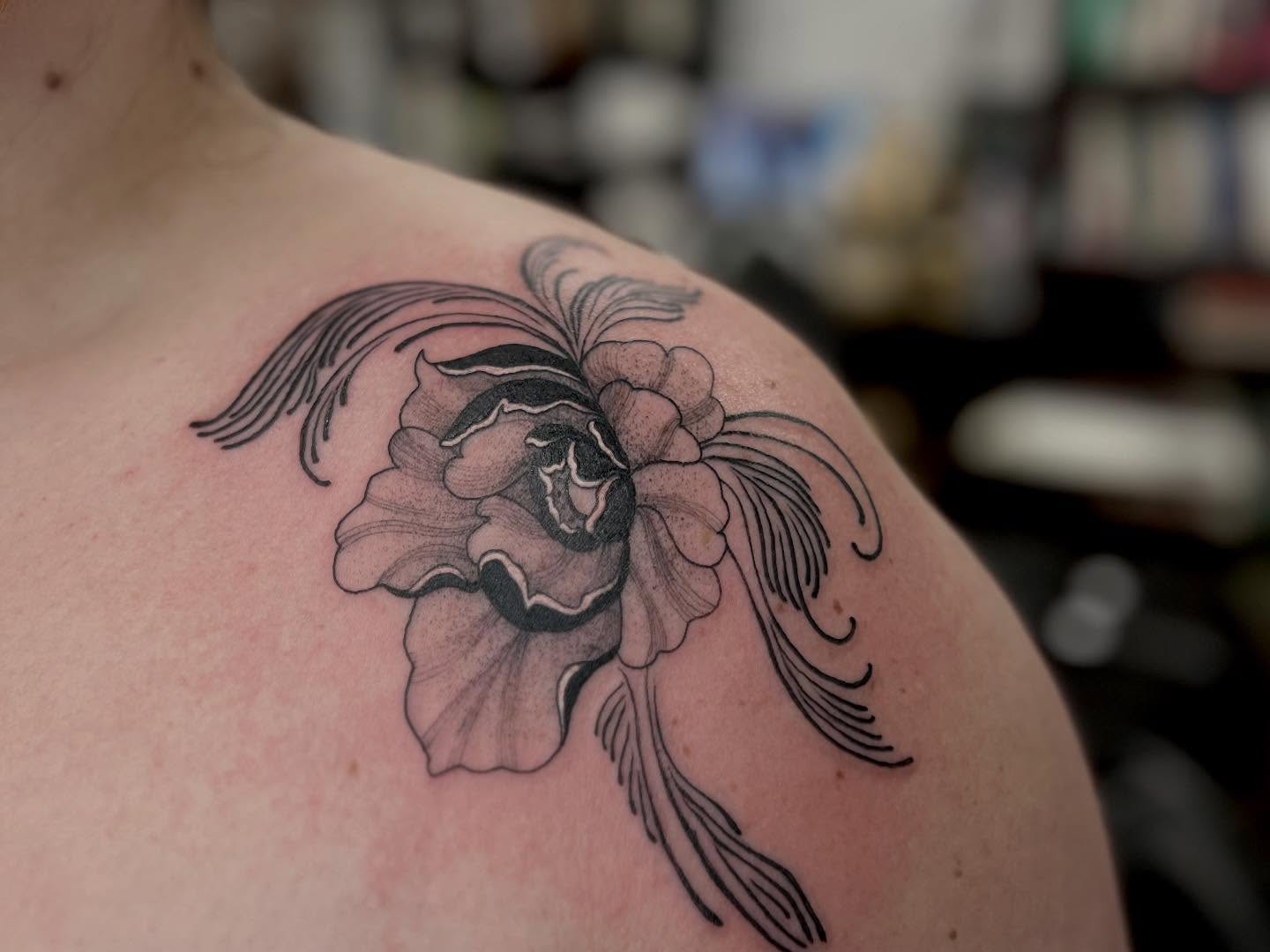 Flower black and grey tattoo on the shoulder by 𝖑𝖎𝖑 𝖗𝖎𝖘𝖘