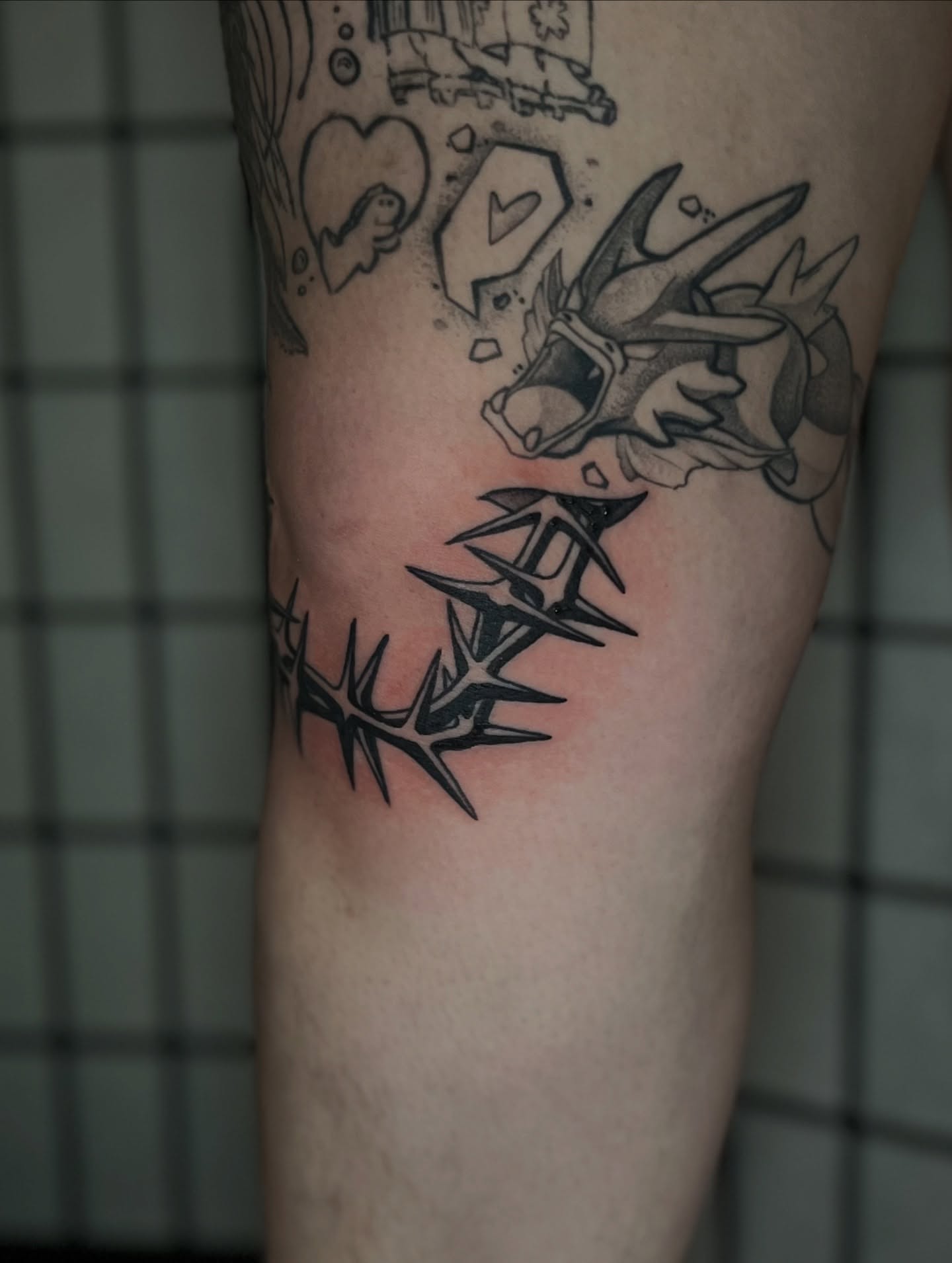 Barbed wire black and grey tattoo on the forearm by Mant