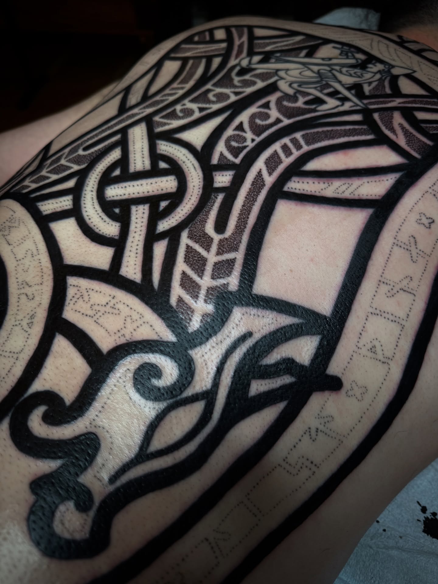 Celtic knotwork geometric tattoo on the thigh by 𝚁 𝚊 𝚢 𝚗 𝚎  ⁜  𝚁 𝚘 𝚓 𝚊 𝚜
