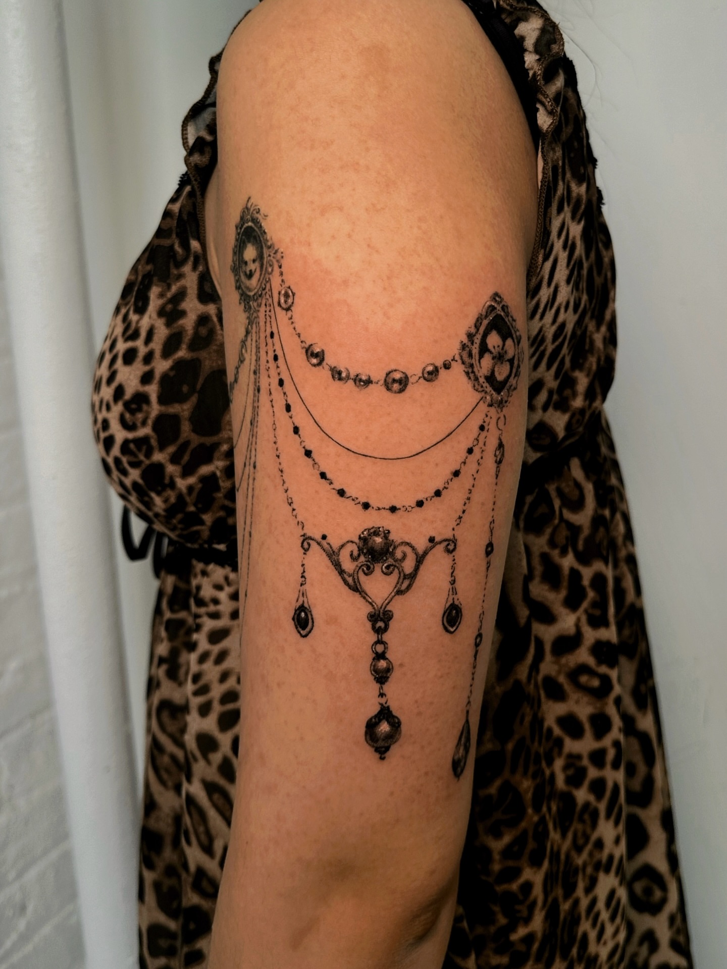 Necklace ornamental tattoo on the shoulder by kale