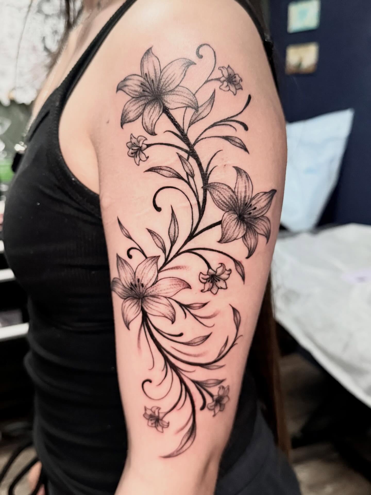 Tattoo by @miachristattoo — black_and_grey