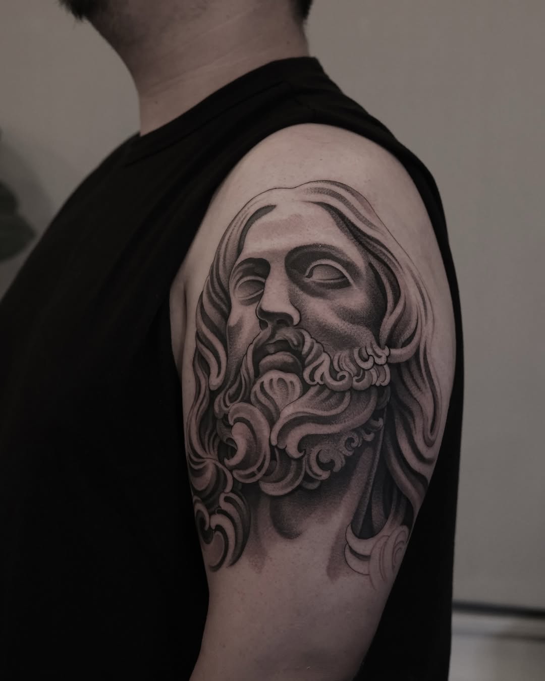 Bust of a classical figure realism tattoo on the shoulder by ๐ฃ๐๐๐ ๐๐ ๐ฆ๐๐๐ฉ๐