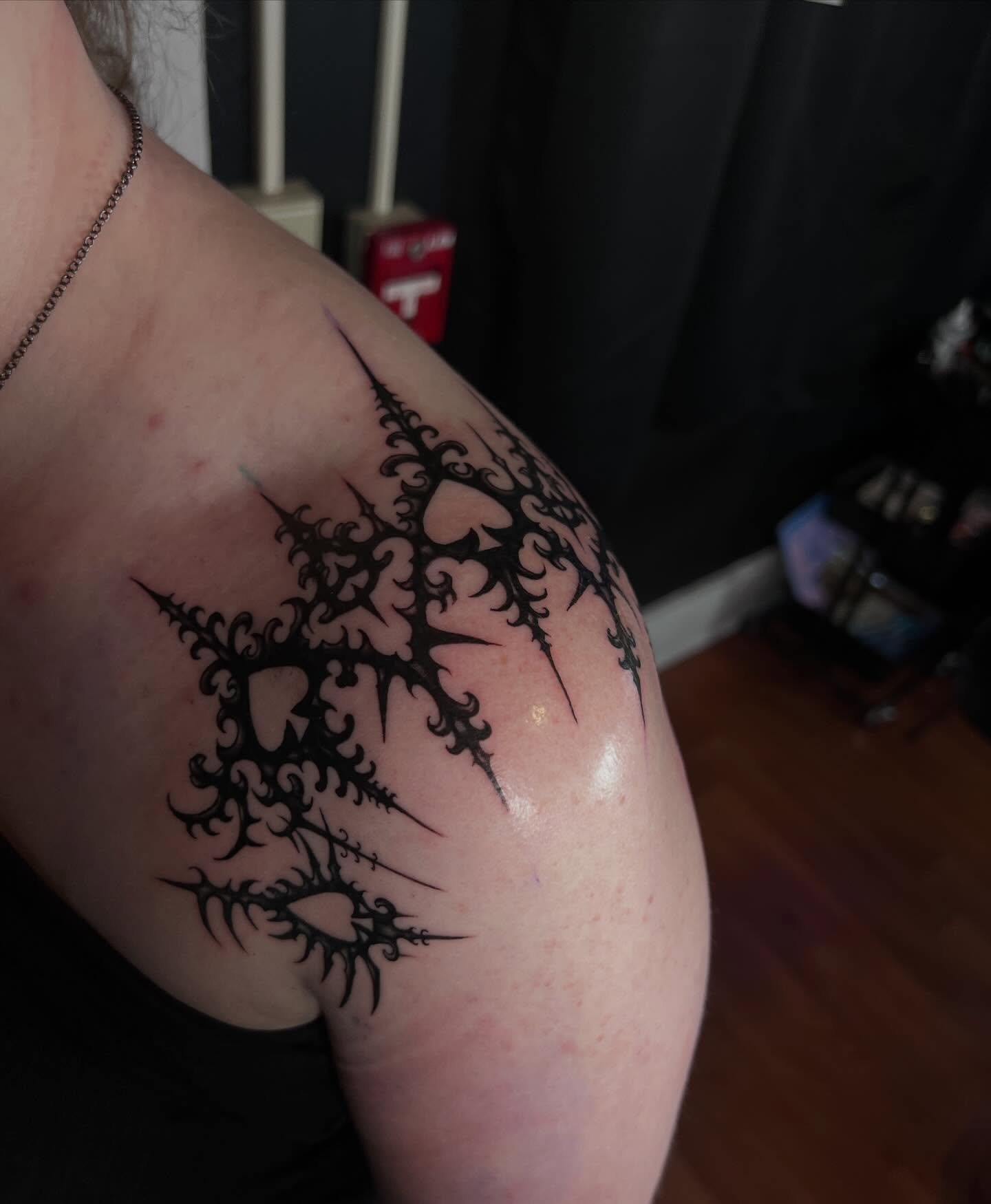 Fractal design geometric tattoo on the shoulder by Ady Paige