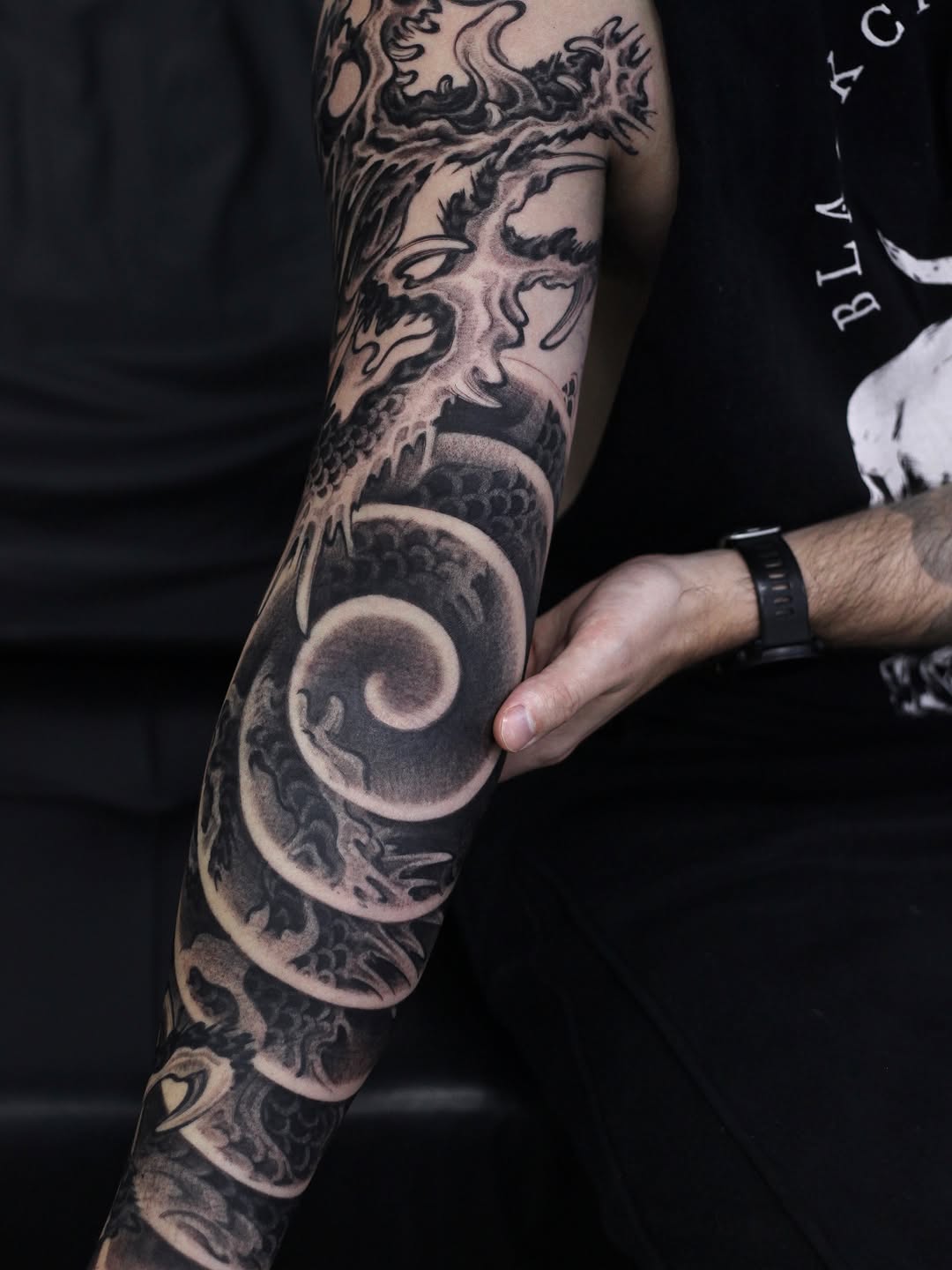 Dragon sleeve Japanese tattoo on the forearm by 睿刺造物